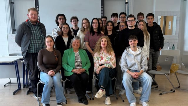 Martina Braun MdL im Gespräch mit Schülerinnen und Schülern der BK 1 an der Robert-Gerwig-Schule in Furtwangen